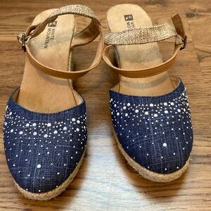 Women’s Platform Espadrilles 8.5 Medium. Covered toe with inlaid accent beads.